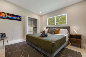 Tabla de planchar con plancha, cuna de viaje, wifi y ropa de cama 