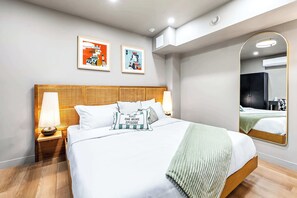 1 bedroom, desk, iron/ironing board, free WiFi - The McCaul | Stylish Basement Suite w/ Laundry (Toronto)
