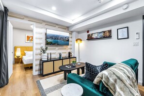 Smart TV, offices - The McCaul | Stylish Basement Suite w/ Laundry (Toronto)