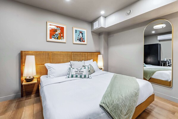 1 bedroom, desk, iron/ironing board, free WiFi - The McCaul | Stylish Basement Suite w/ Laundry (Toronto)