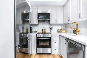 冷蔵庫、電子レンジ、オーブン、コンロ