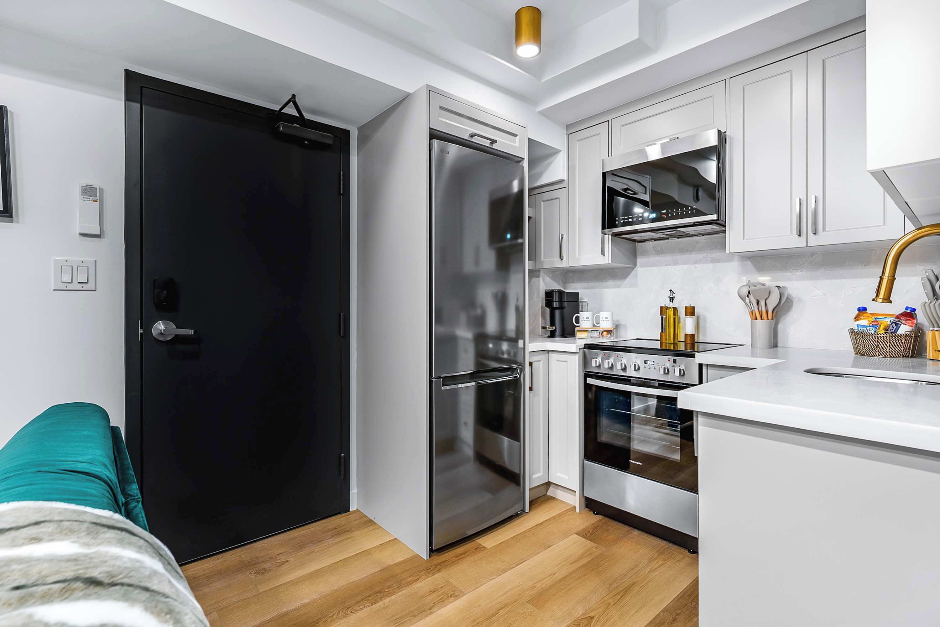 冰箱、微波炉、烤箱、炉灶