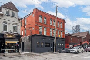 Exterior - The McCaul | Stylish Basement Suite w/ Laundry (Toronto)