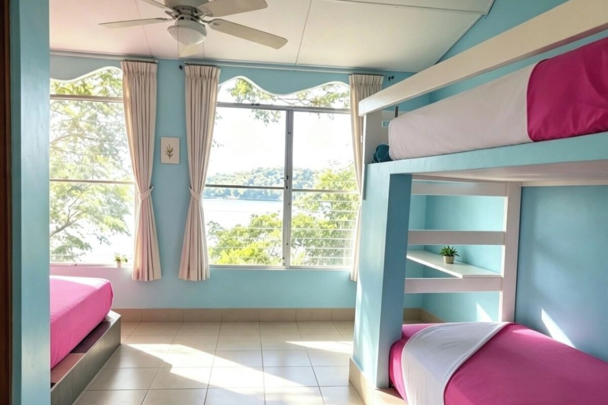 Habitación cuádruple económica, baño privado, ventilador y vista al mar | Wifi gratis y ropa de cama