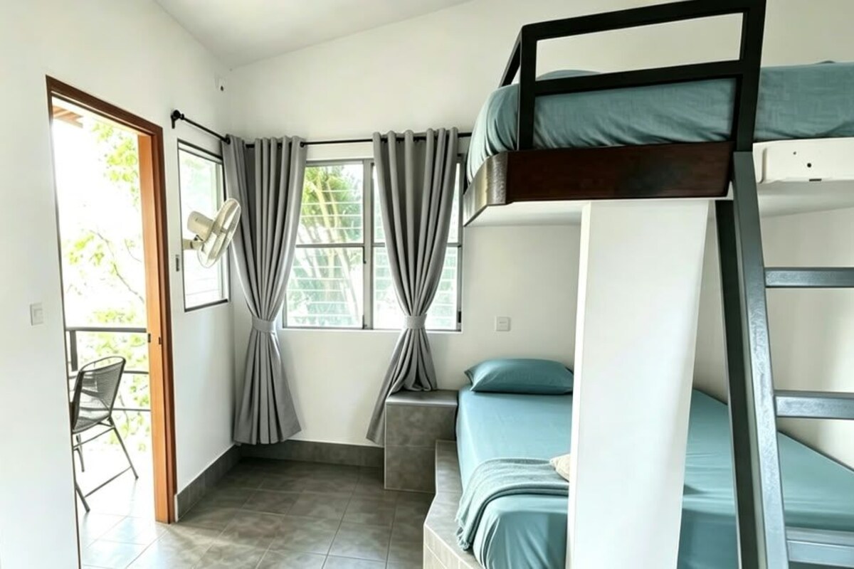 Economy vierpersoonskamer, balkon, uitzicht op zee | Gratis wifi, beddengoed