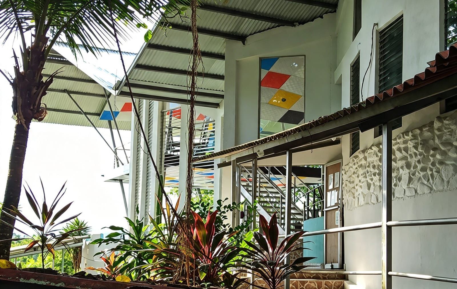 Un edificio con vestíbulo cubierto, una escalera y diversas plantas.