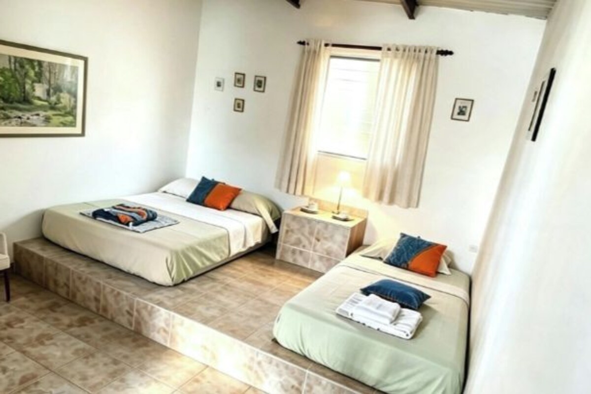 Triple basica, Baño compartido, Ventilador y Vista al Mar | Wifi gratis y ropa de cama