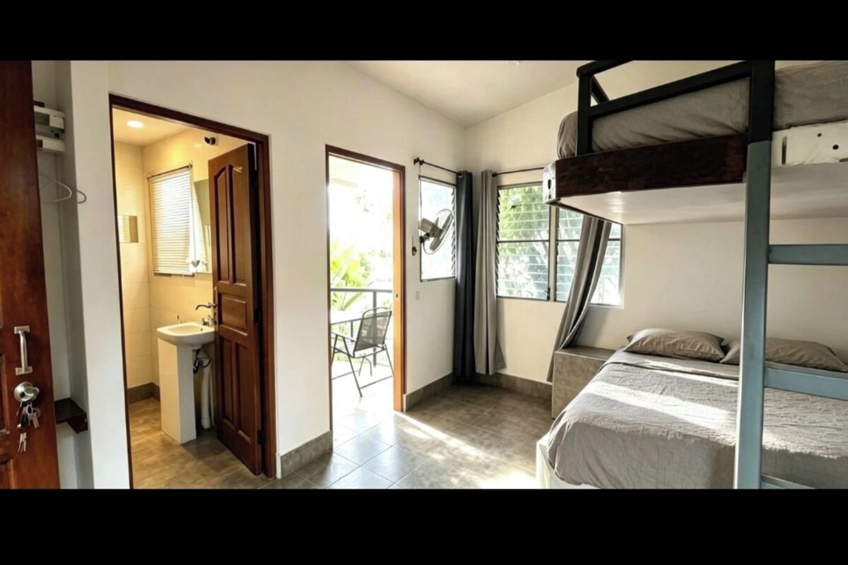 Cuadruple Economica, Balcon, Ventilador y Vista al Mar | Wifi gratis y ropa de cama 