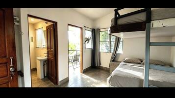 Cuadruple Economica, Balcon, Ventilador y Vista al Mar | WiFi (free), bed sheets