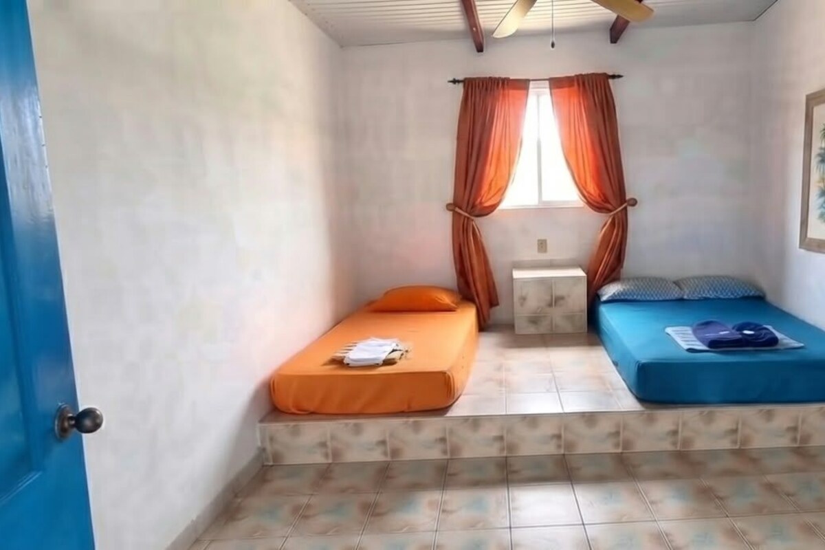 Triple basica, Baño compartido, Ventilador y Vista al Mar | WiFi (free), bed sheets