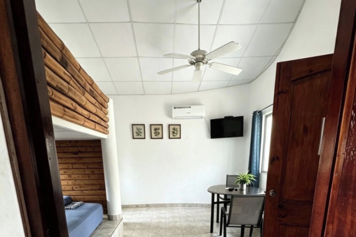 Cuádruple confort con balcón, aire acondicionado, baño privado y vista al mar. | Wifi gratis y ropa de cama