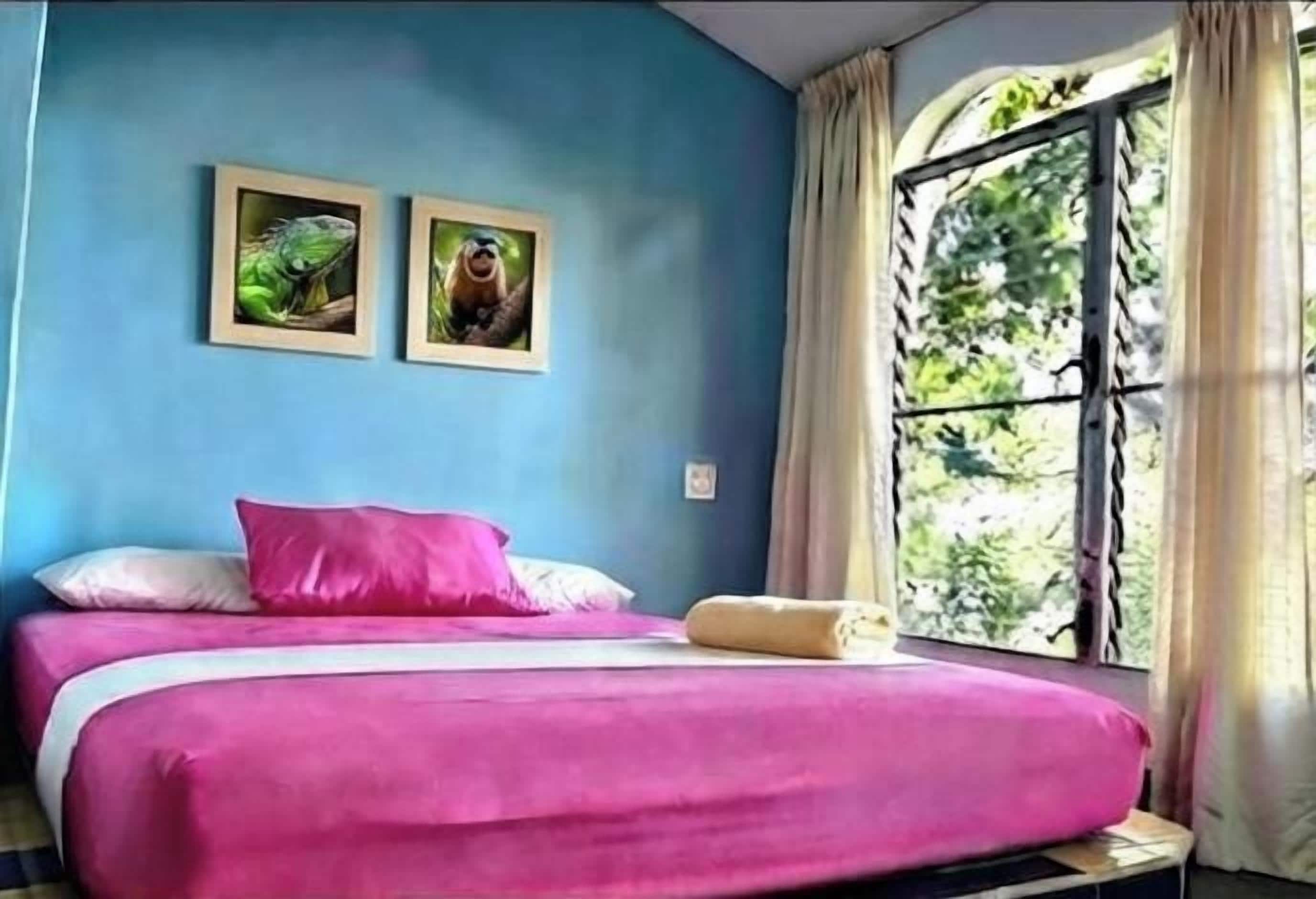 Doble Económica, Baño privado, Ventilador y Vista al Mar | WiFi (free), bed sheets