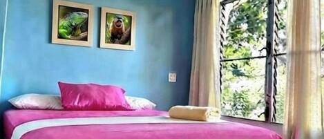 Doble Económica, Baño privado, Ventilador y Vista al Mar | Wifi gratis y ropa de cama