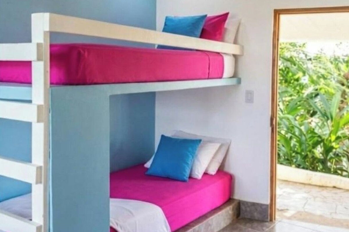 Economy Quadruple, private bathroom, fan, and ocean view | Wifi gratis y ropa de cama