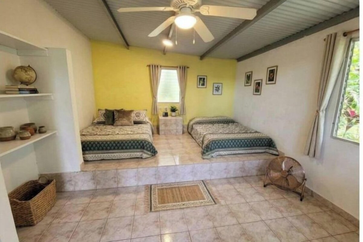 Basic quadruple room, shared bathroom, fan, and ocean view | Wifi gratis y ropa de cama