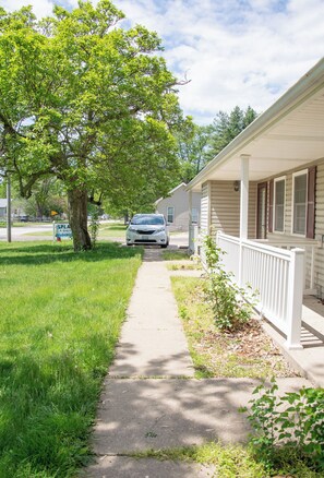 Property grounds - Cozy 1-bedroom apartment less than 10 mins from WIU (Colchester)