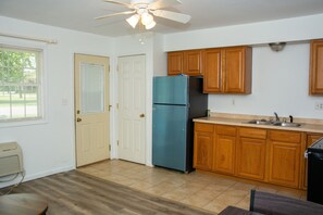 Interior - Cozy 1-bedroom apartment less than 10 mins from WIU (Colchester)