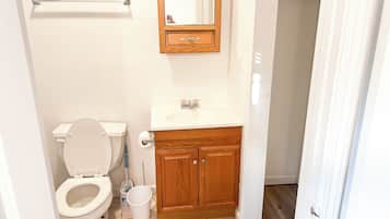 Secadora de cabello, toallas, jabón, papel de baño