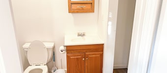 Cozy 1-bedroom apartment less than 10 mins from WIU