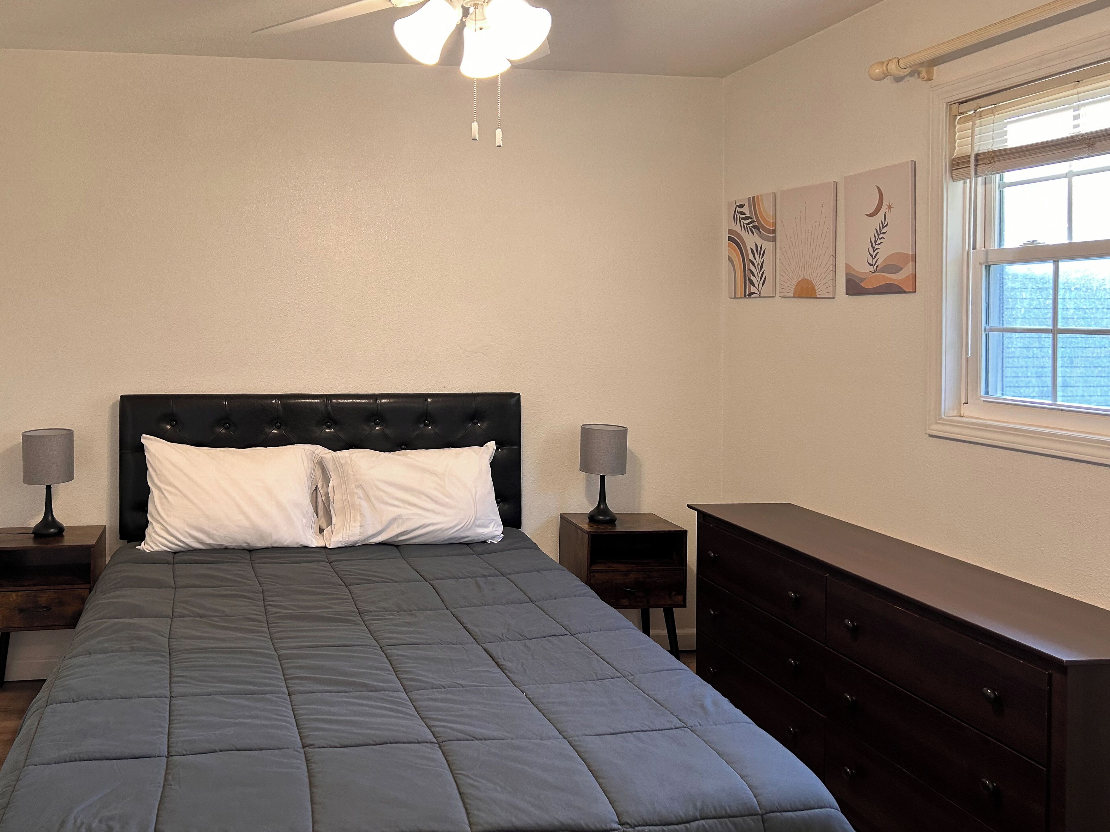 Fer et planche à repasser, accès Internet, draps fournis