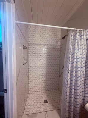 Regadera, secadora de cabello, toallas, jabón 