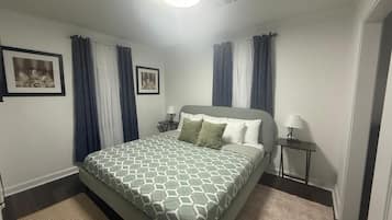 Tabla de planchar con plancha, wifi y ropa de cama