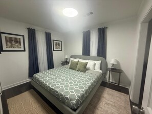 Tabla de planchar con plancha, wifi y ropa de cama 