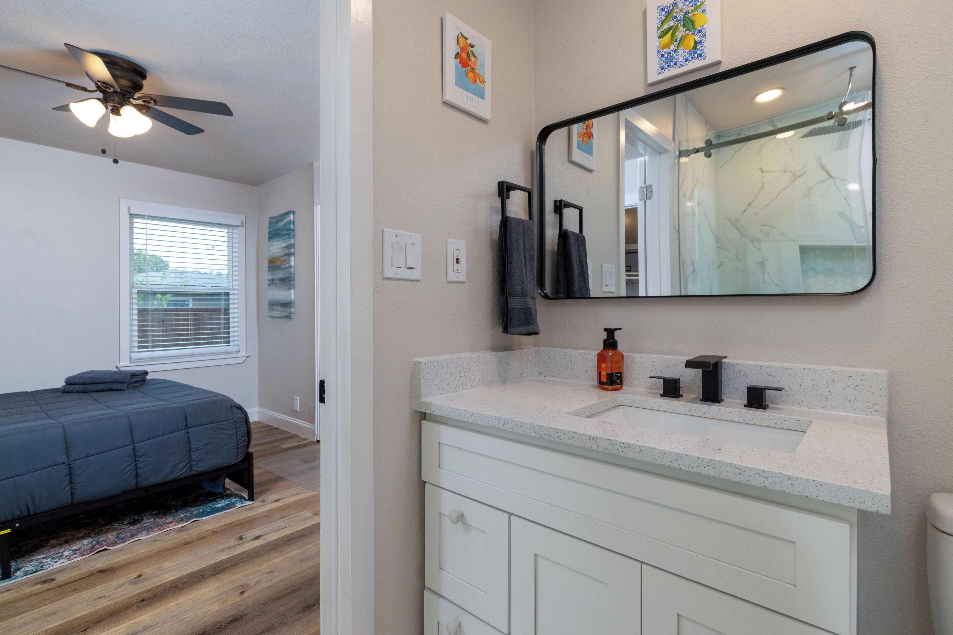 办公桌、熨斗/熨衣板、旅行婴儿床、免费 WiFi