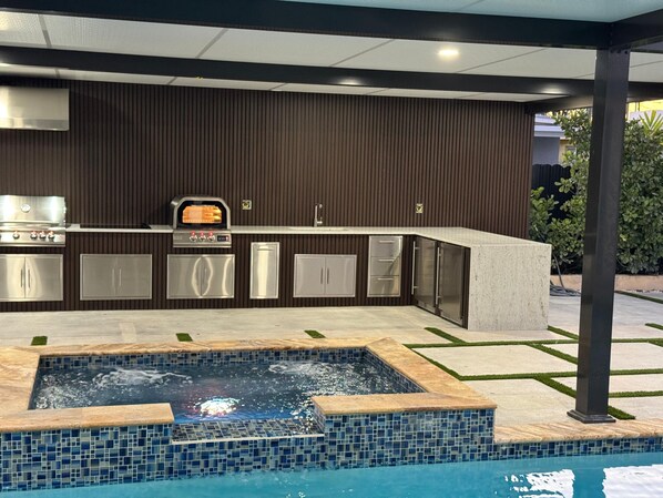 Pool - Welcome to Your Luxurious Retreat With A Resort Style outdoor Kitchen and pool! (Miami)