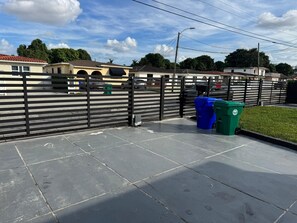 Property grounds - Welcome to Your Luxurious Retreat With A Resort Style outdoor Kitchen and pool! (Miami)