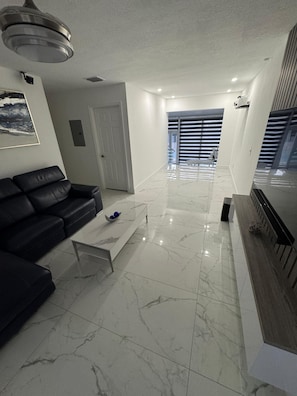 Living area - Welcome to Your Luxurious Retreat With A Resort Style outdoor Kitchen and pool! (Miami)