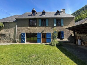 Exterior - Large country house with a fenced garden, pets allowed. (Bazus-Aure)