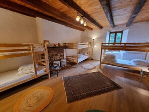 4 bedrooms, travel cot, free WiFi - Large country house with a fenced garden, pets allowed. (Bazus-Aure)