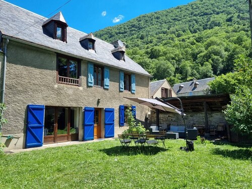 Grande maison de campagne avec jardin clôturé, animaux de compagnie acceptés.