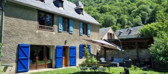 Large country house with a fenced garden, pets allowed.