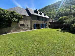 Exterior - Large country house with a fenced garden, pets allowed. (Bazus-Aure)