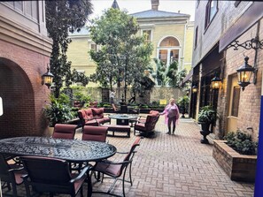 Outdoor dining - Charming resort in the Garden district of New Orleans. (New Orleans)