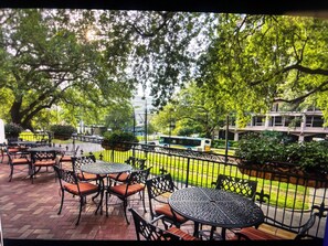 Outdoor dining - Charming resort in the Garden district of New Orleans. (New Orleans)