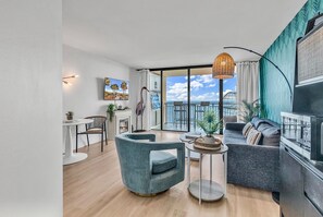 Smart TV, fireplace, books - Luxury Oceanfront Couples Retreat (Myrtle Beach)