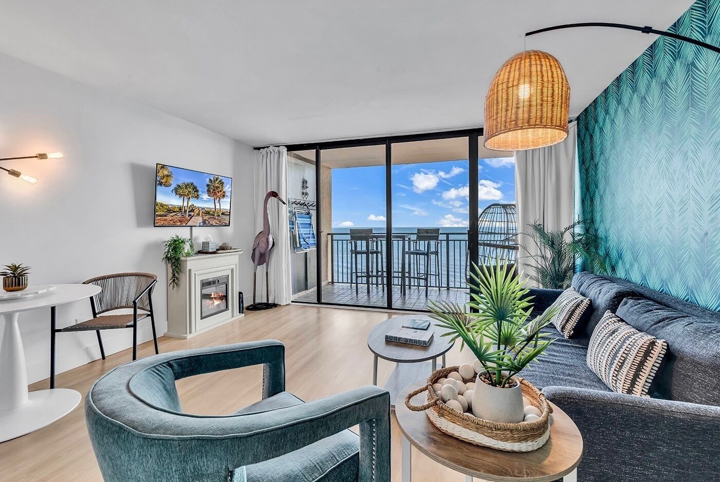 Smart-tv, een open haard en boeken