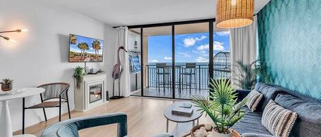 TV connectée, cheminée, livres