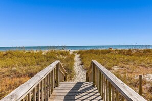 Sun-loungers, beach towels - Luxury Oceanfront Couples Retreat (Myrtle Beach)