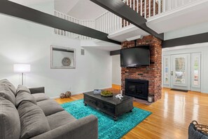 TV, fireplace, table football, offices - Private pool, hot tub, minutes from beach! (Mashpee)