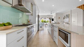 Microwave, stovetop, dishwasher, toaster - Casa Casuarina - Private pool & steps to the beach (Casuarina)
