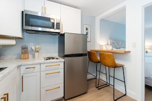 Suite, Plusieurs lits, non-fumeur, cuisinette | Cuisine privée | Réfrigérateur grande capacité avec congélateur, four à micro-ondes