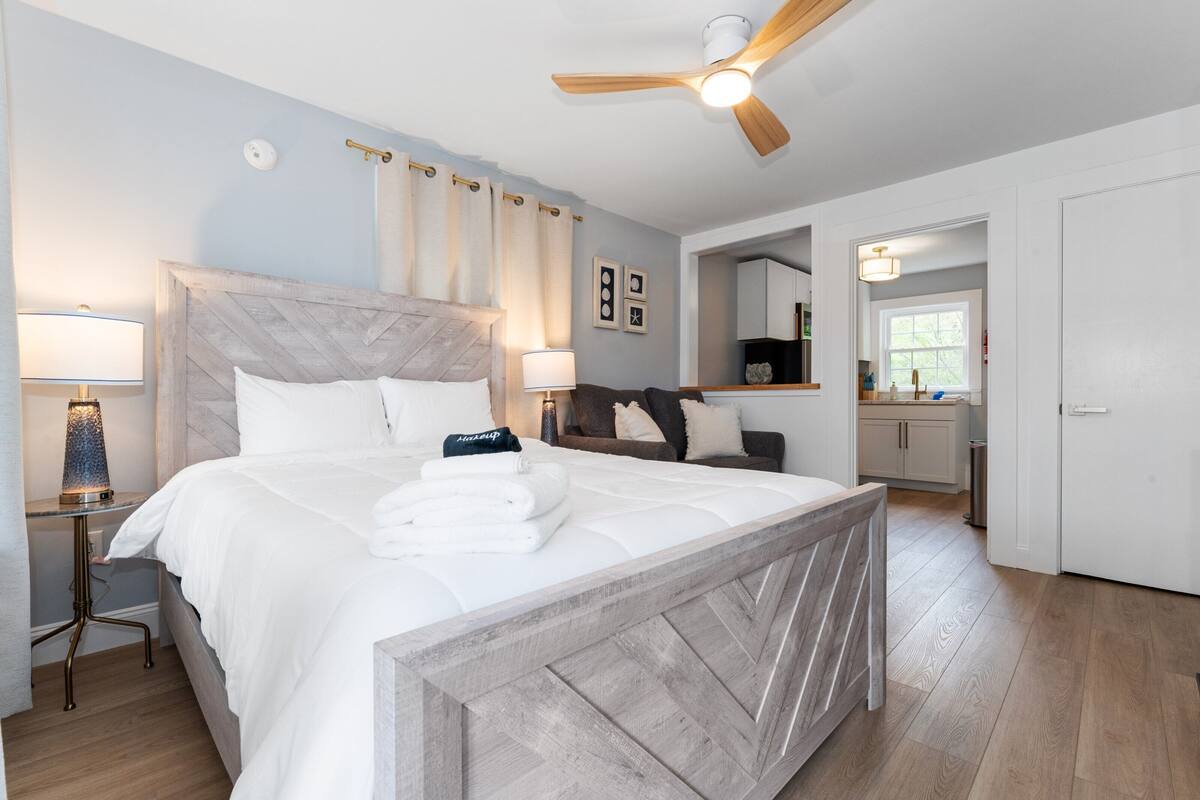 Cozy Queen Suite Near Pool & Beach | OOB (6) | Blackout drapes, iron/ironing board, WiFi (free), bed sheets
