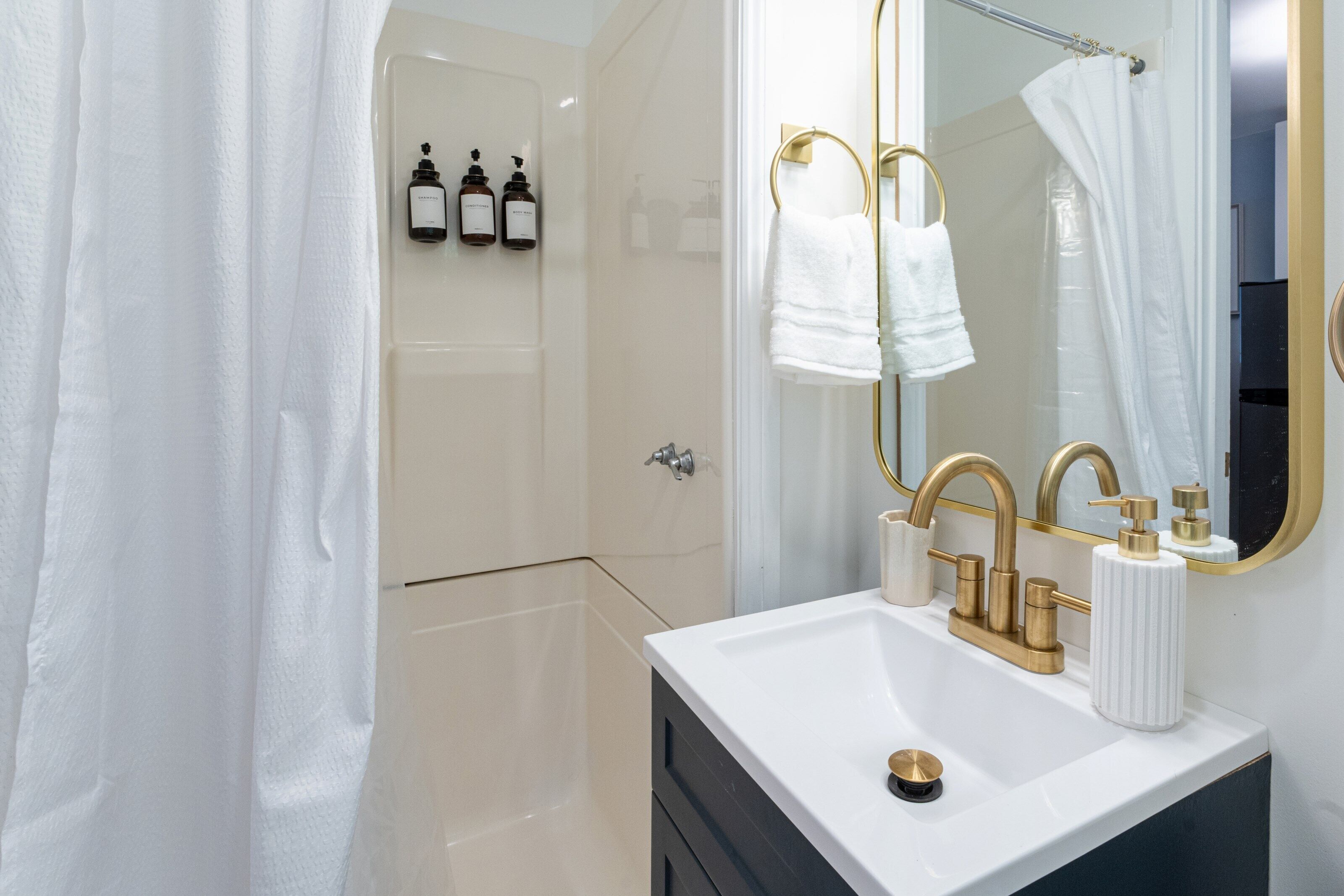 Suite, meerdere bedden, niet-roken, kitchenette | Badkamer | Gratis toiletartikelen, een haardroger, handdoeken, zeep