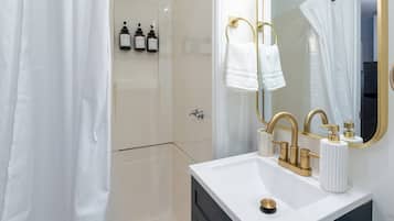 Suite, meerdere bedden, niet-roken, kitchenette | Badkamer | Gratis toiletartikelen, een haardroger, handdoeken, zeep