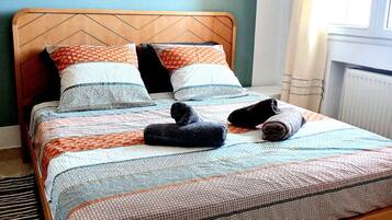 Tabla de planchar con plancha, wifi, ropa de cama