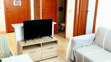 Een strijkplank/strijkijzer, wifi, beddengoed